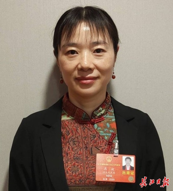 代表委员讲抗击疫情的武汉故事，医生独自“逆行”回汉，3个月后一家人才团聚