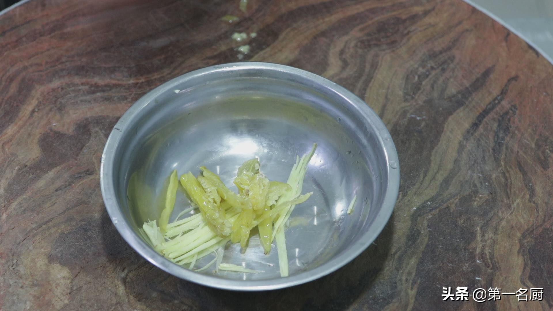 饭店的豆腐皮怎么凉拌的,四川正宗川味水煮麻辣豆腐皮做法