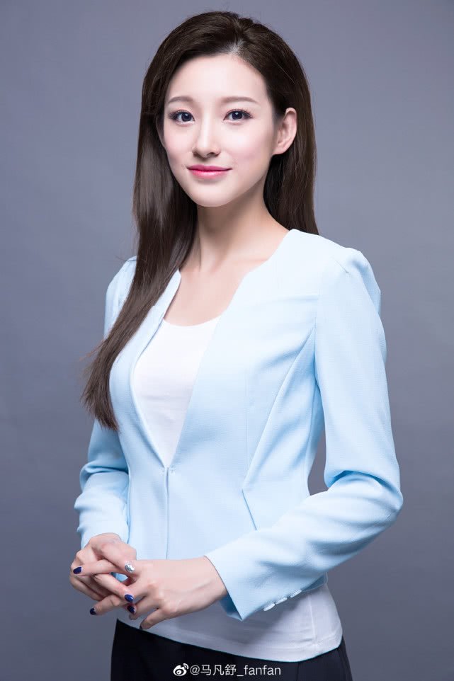 最新爆红的央视年轻女主持人,央视新晋颜值一姐