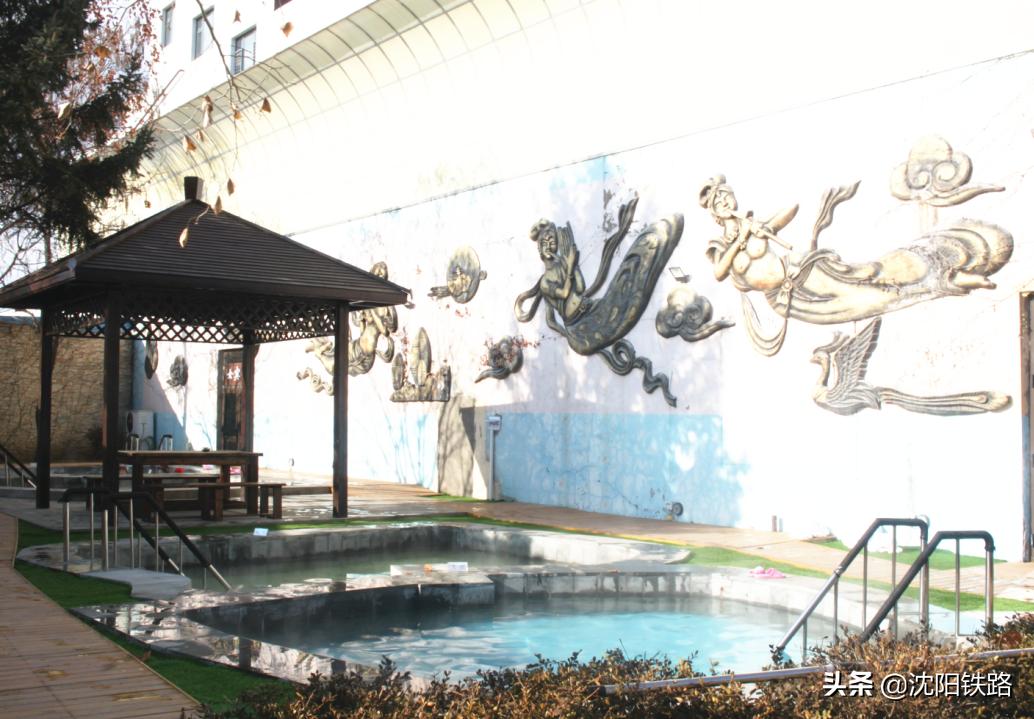 这个季节很适合泡温泉,到五龙背泡温泉放松一下心情