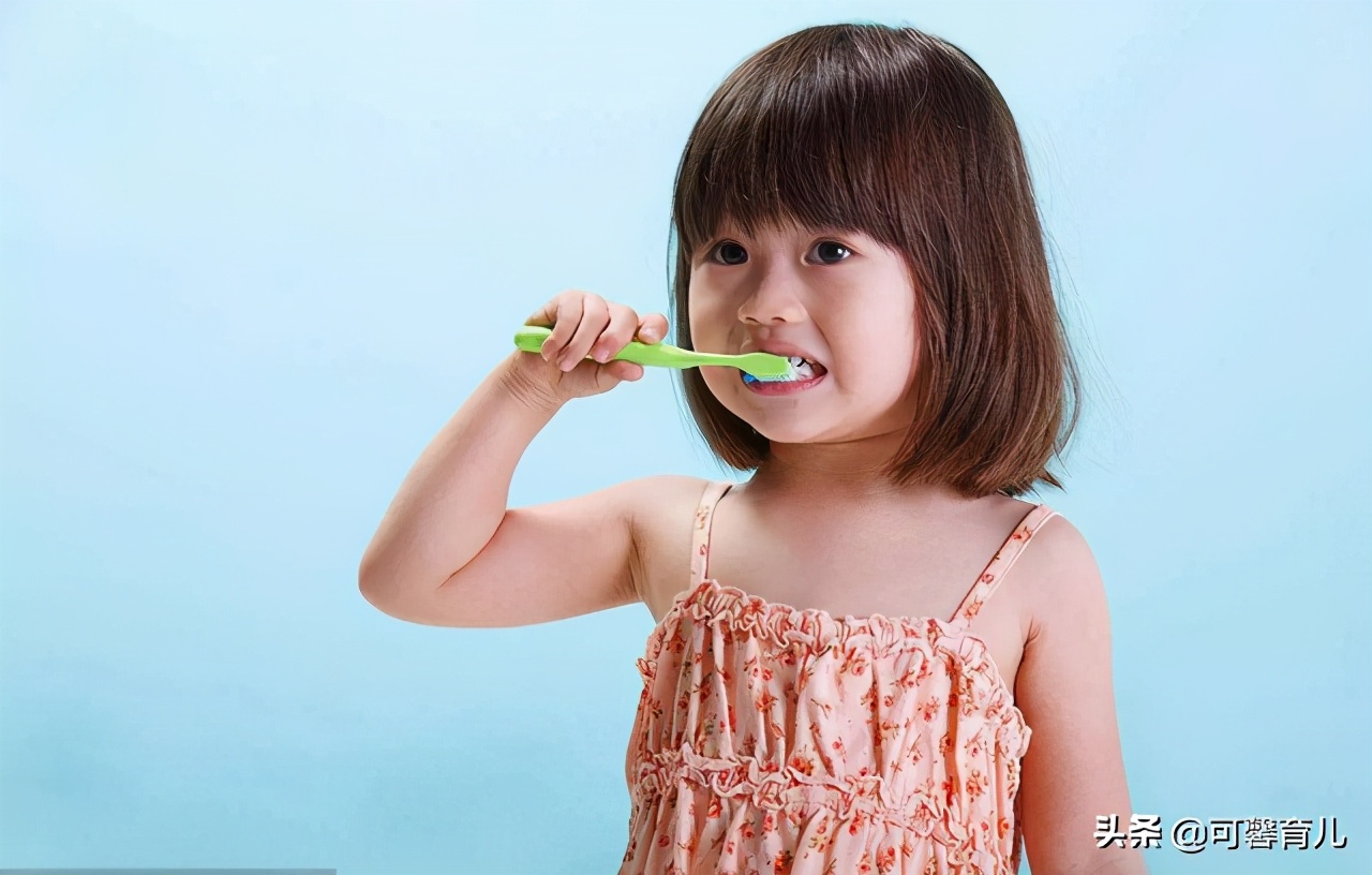 女儿总是用我的化妆品,女儿总是偷偷用妈妈的化妆品