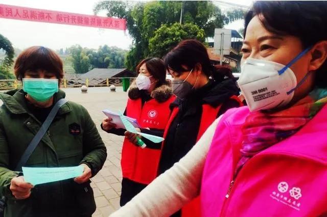 白衣女侠、妙笔警花、环卫女工……她们立足岗位各尽其能战疫显身手