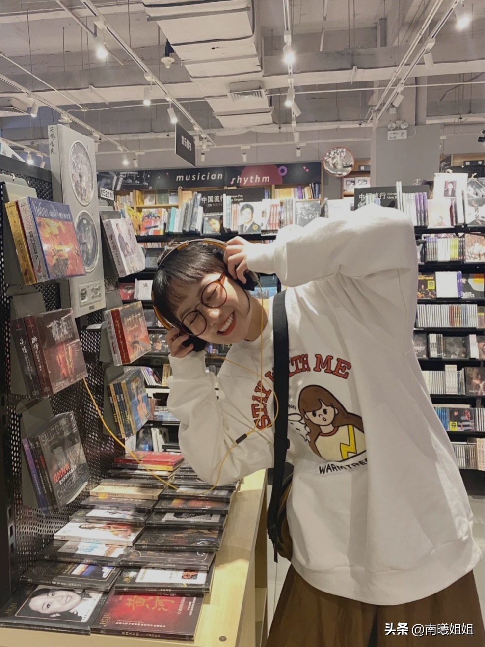 时髦的女人都穿卫衣减龄又好看,女生一定要了解的卫衣经典搭配