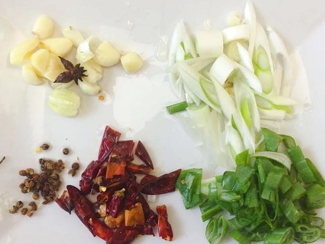 川菜青椒鱼怎么做好吃,川菜泡椒椒麻鱼的做法