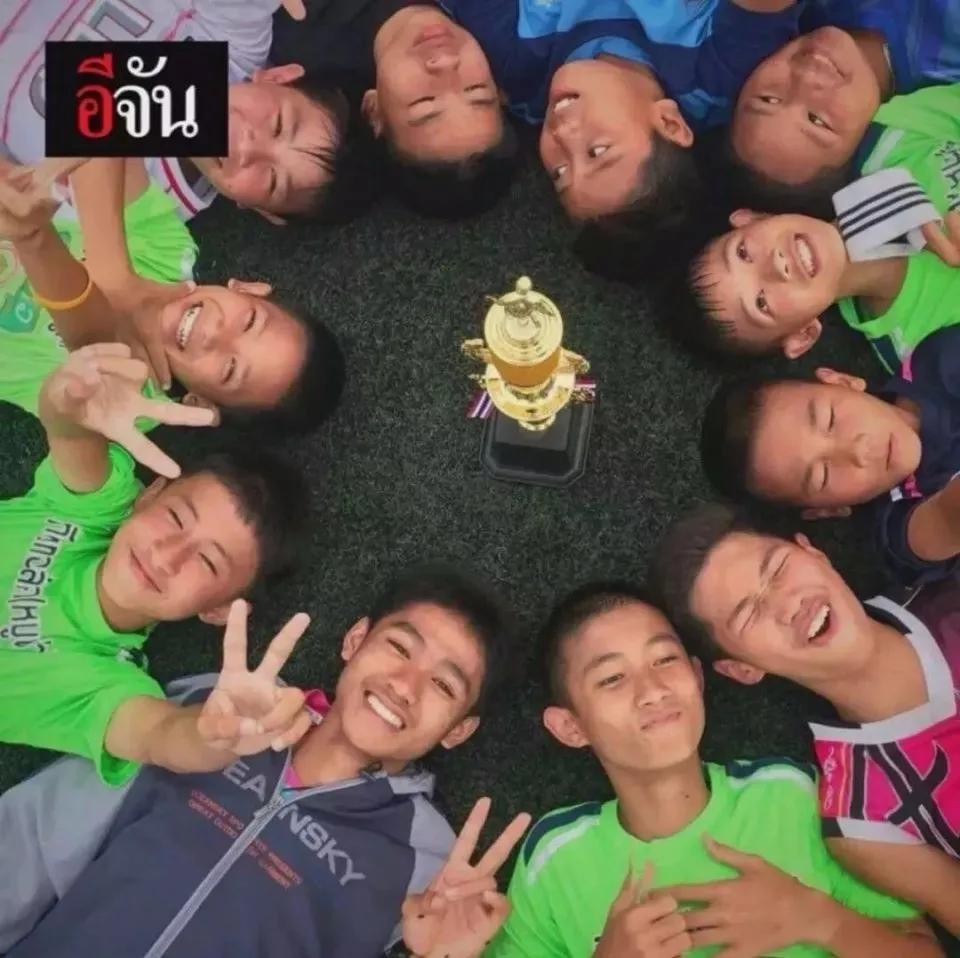 少年足球队被困山洞10天奇迹幸存,12个少年足球队员被困山洞