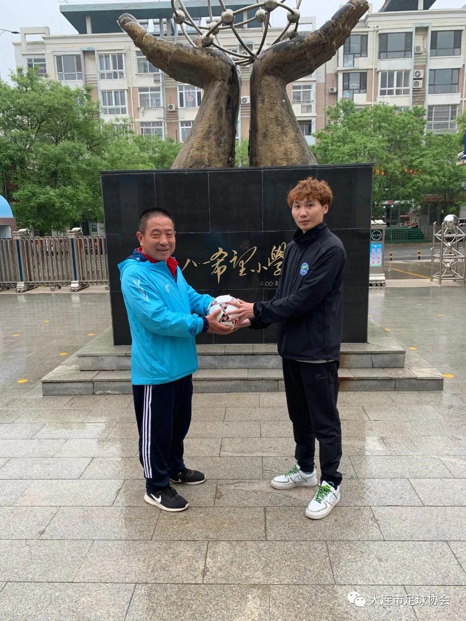 亚足联-中国足协“梦想中国”走进大连市八一希望小学