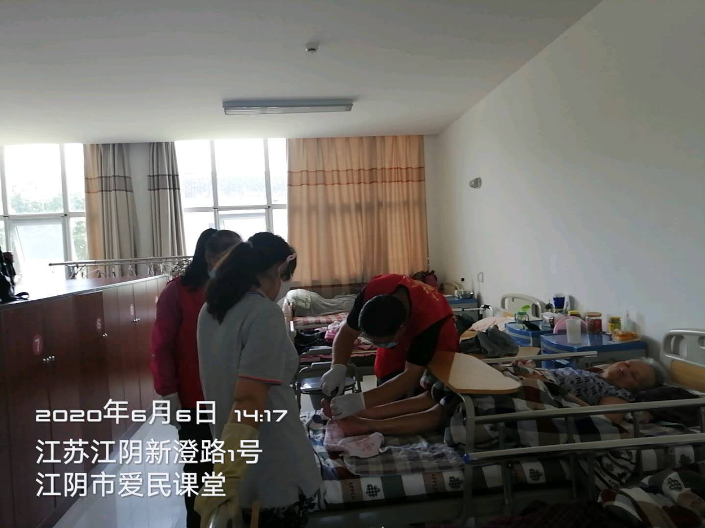 志愿者用爱温暖老人心,情暖社区老人献爱心志愿服务