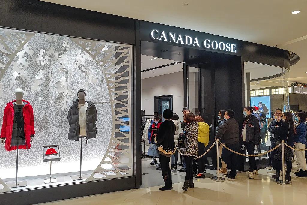 月薪一万买3000羽绒服贵吗,月入一万才能买的羽绒服