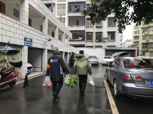 一张暖心尊老卡社区服务送到家,一张连心卡温暖群众心