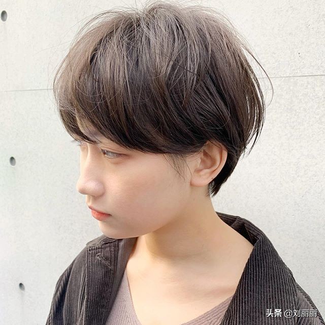 最新短发气质洋气女,女性头发稀疏适合的短发40岁左右