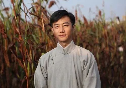 “不靠傍大姐”，36岁的黄轩，打了多少男明星的脸？