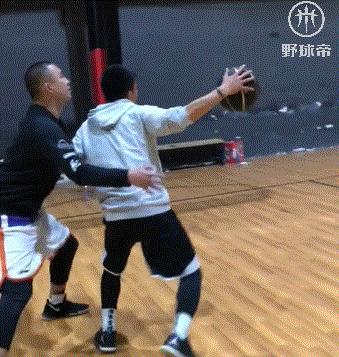 打球遇到身体对抗打不过怎么办,打球身体对抗太软怎么办