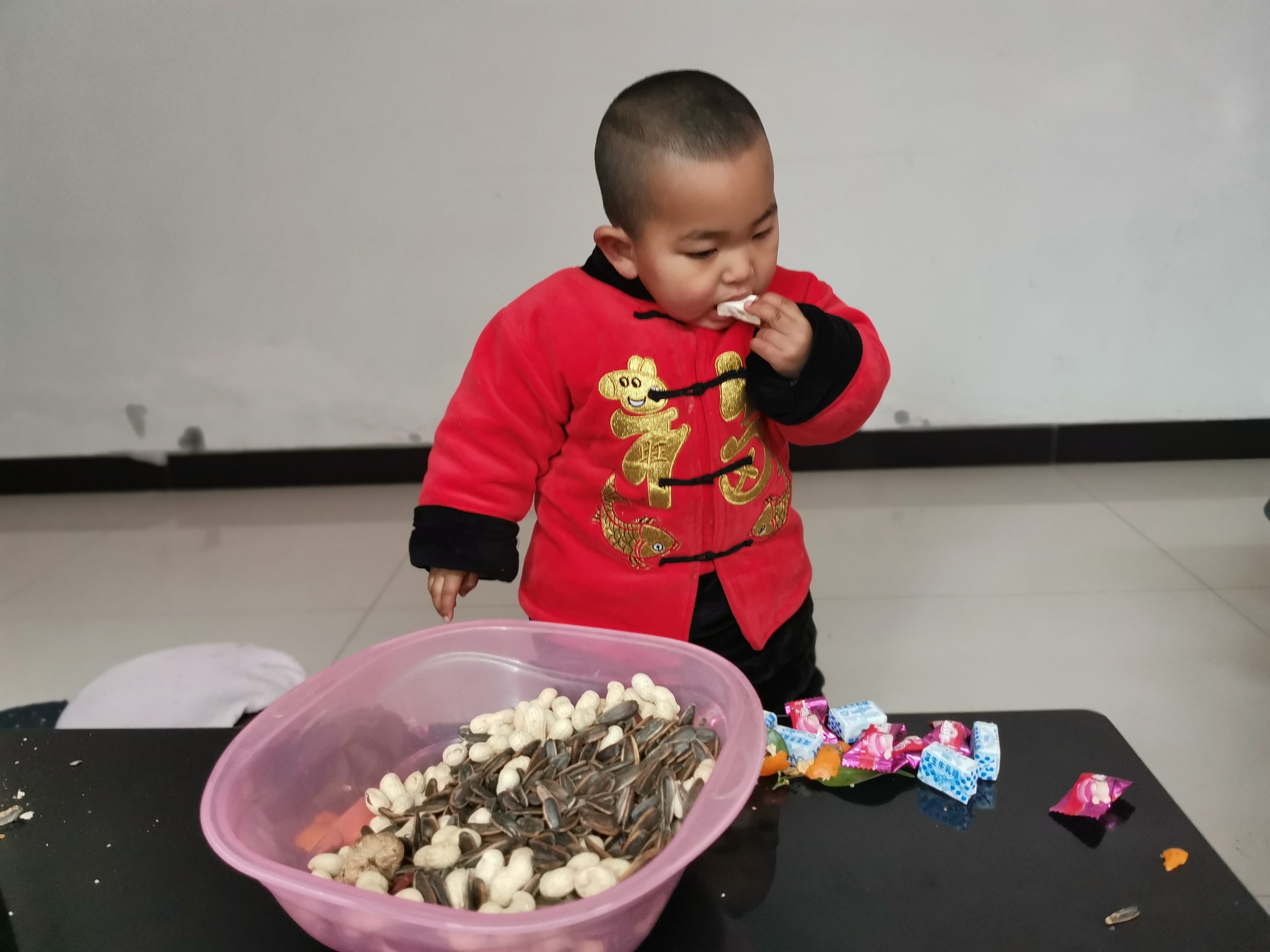 亲朋好友热情款待，孩子“吃不停”，临走还要“拿”？别馋了