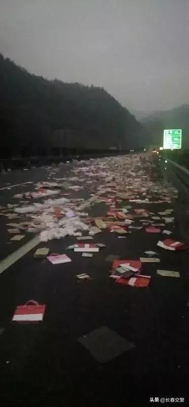 高速上发生车祸女子救人,高速惨烈车祸女子死亡