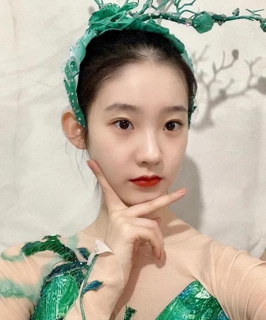 芭蕾女神张艺凡选秀台上只会哭,网友群嘲“你以为你是杨超越”?