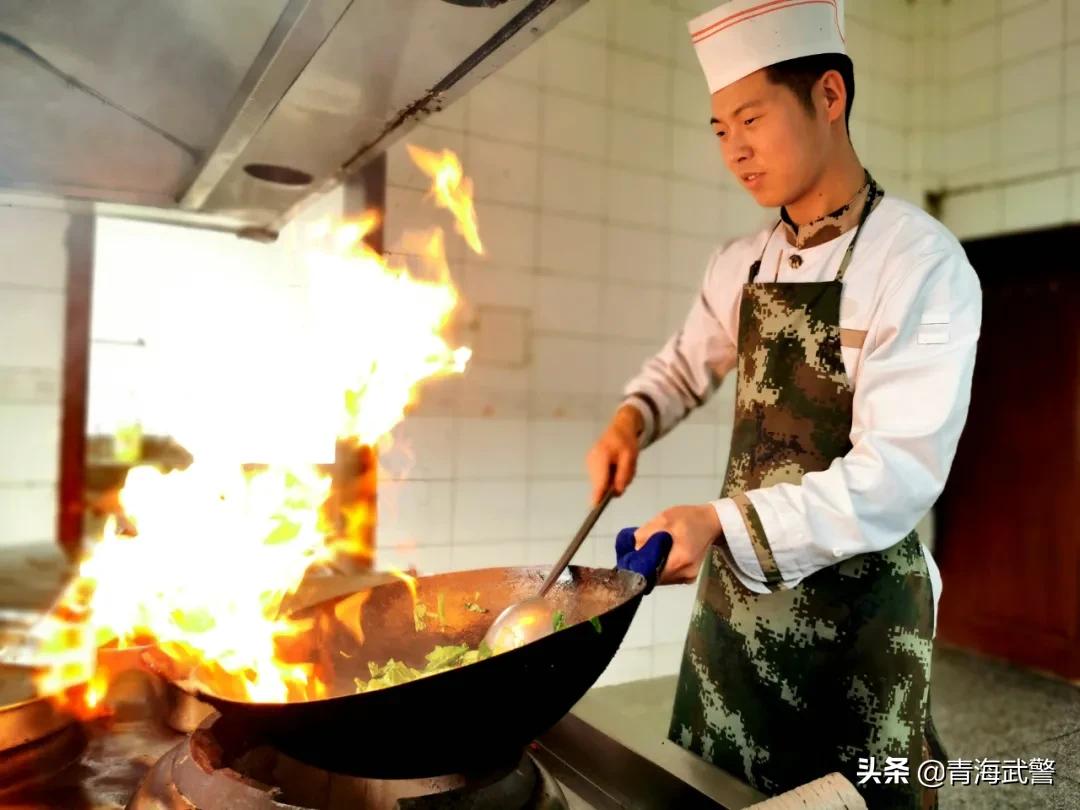 三尺灶台谱青春华章,三尺灶台演绎人生