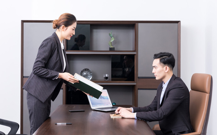 内向的人职场沟通技巧,不敢说话的人如何提高表达能力