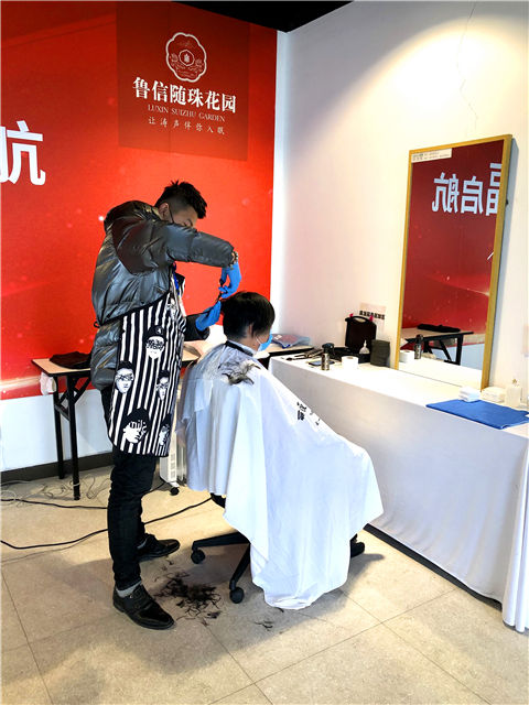 寻找岛城好物业|疫情期间免费为业主理发，鲁信业主对诚辉物业管家式服务赞不绝口