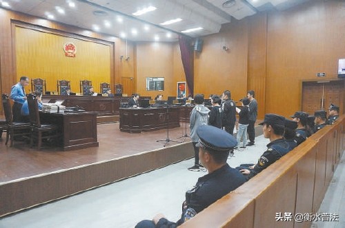 售卖假冒服装400万判多少年,销售假冒服装涉假30万判几年