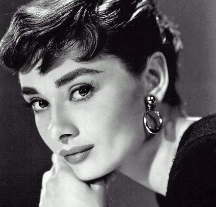 法令纹真的难看吗？奥黛丽赫本的法令纹这么迷人！你也可以做到