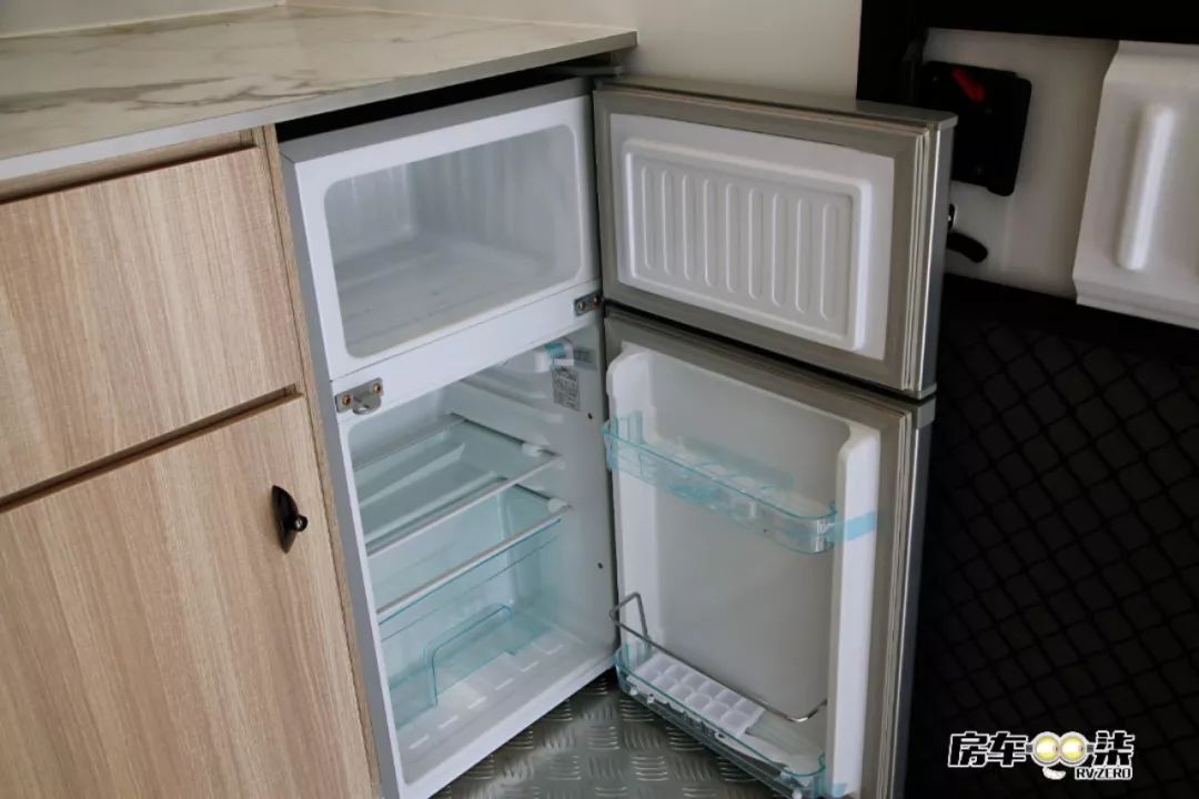 科斯升顶越野拖挂房车,平头轻卡双拓展自行式c型房车