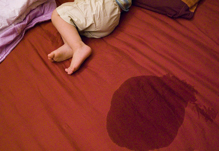 孩子爱尿床偏方,孩子总爱尿床该如何教育