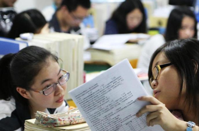 高三模拟考试不到300分怎么办,高三模拟考在二本线之间有希望吗