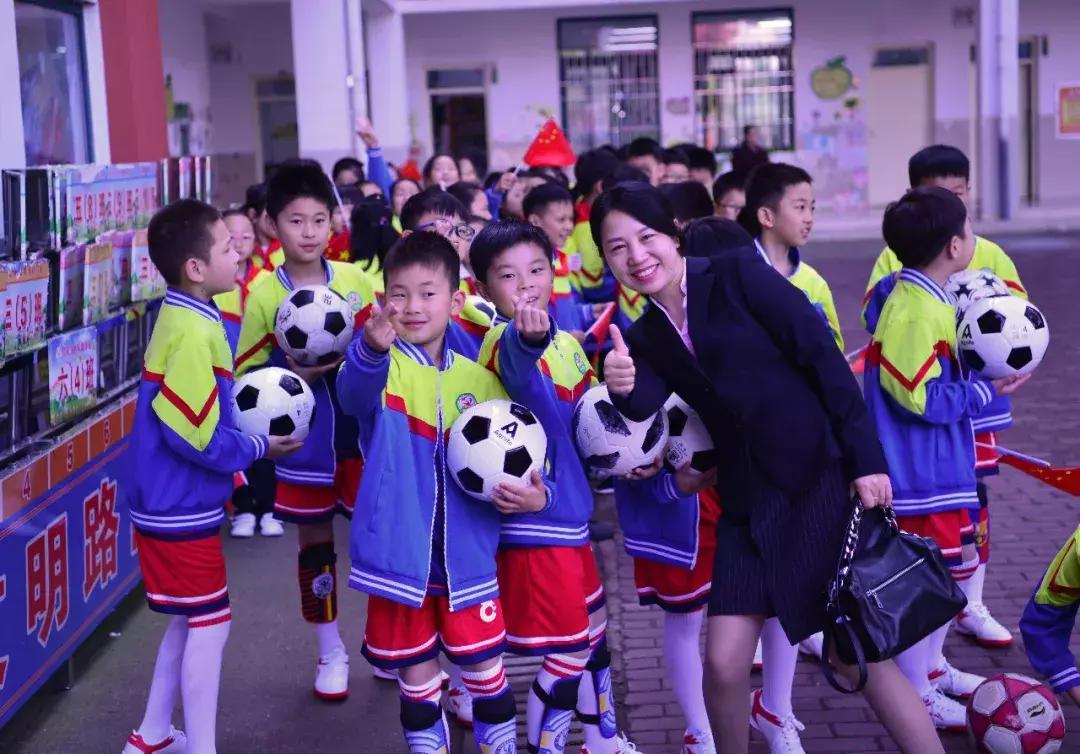 绿茵草地挥斥方遒阳光体育梦圆今朝