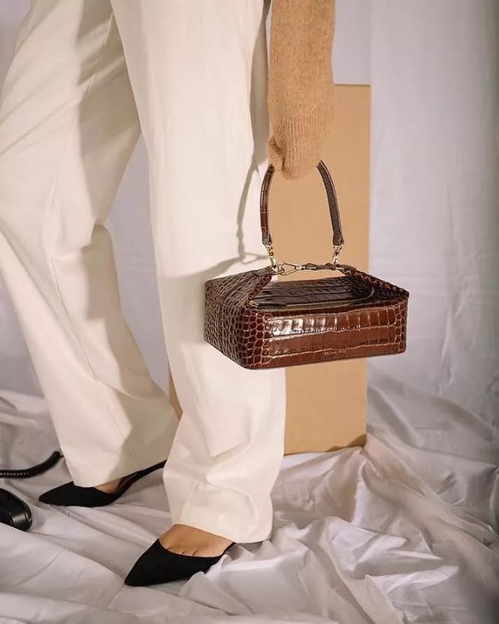 春天适合什么颜色包包,春天背什么颜色的包包