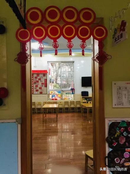 幼儿园迎新年装饰教室方式,最新幼儿园六一大门厅环境布置