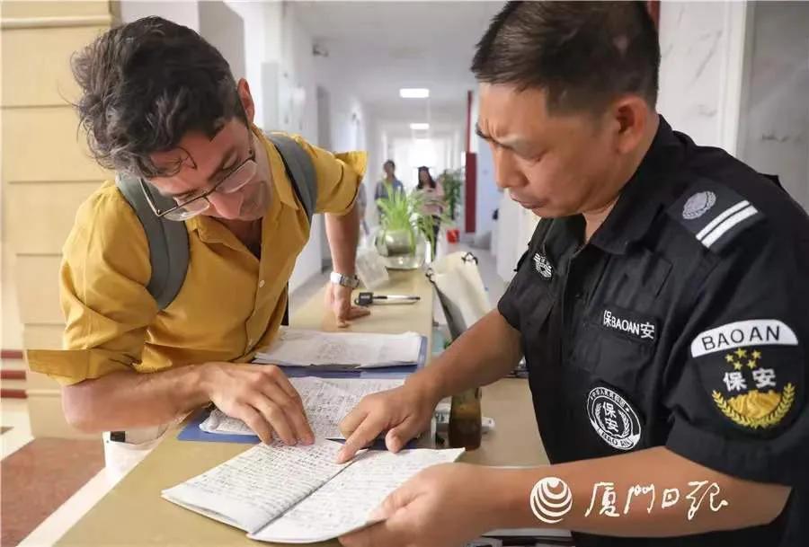 励志！厦门大学57岁保安自学法语！你还有理由不学习吗？