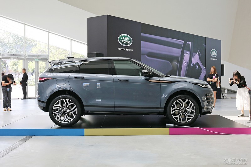 路虎揽胜极光对比同级别bba质量,路虎揽胜极光新一代测评视频