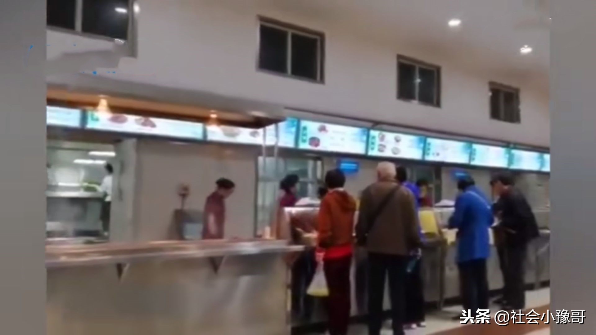 餐厅服务员洗拖把,饭店保洁员收拾餐桌视频