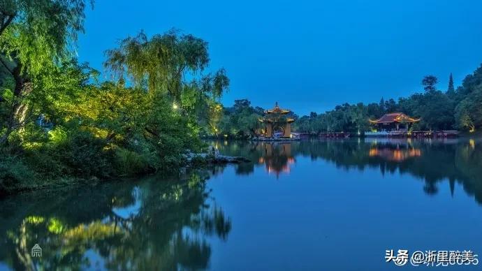 湖光秋月两相和古诗,湖光秋月两相和的诗意