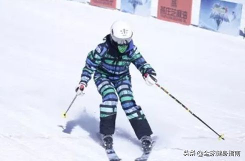 钟丽缇张伦硕人鱼夫妇跳舞视频,54岁钟丽缇穿红色人鱼装