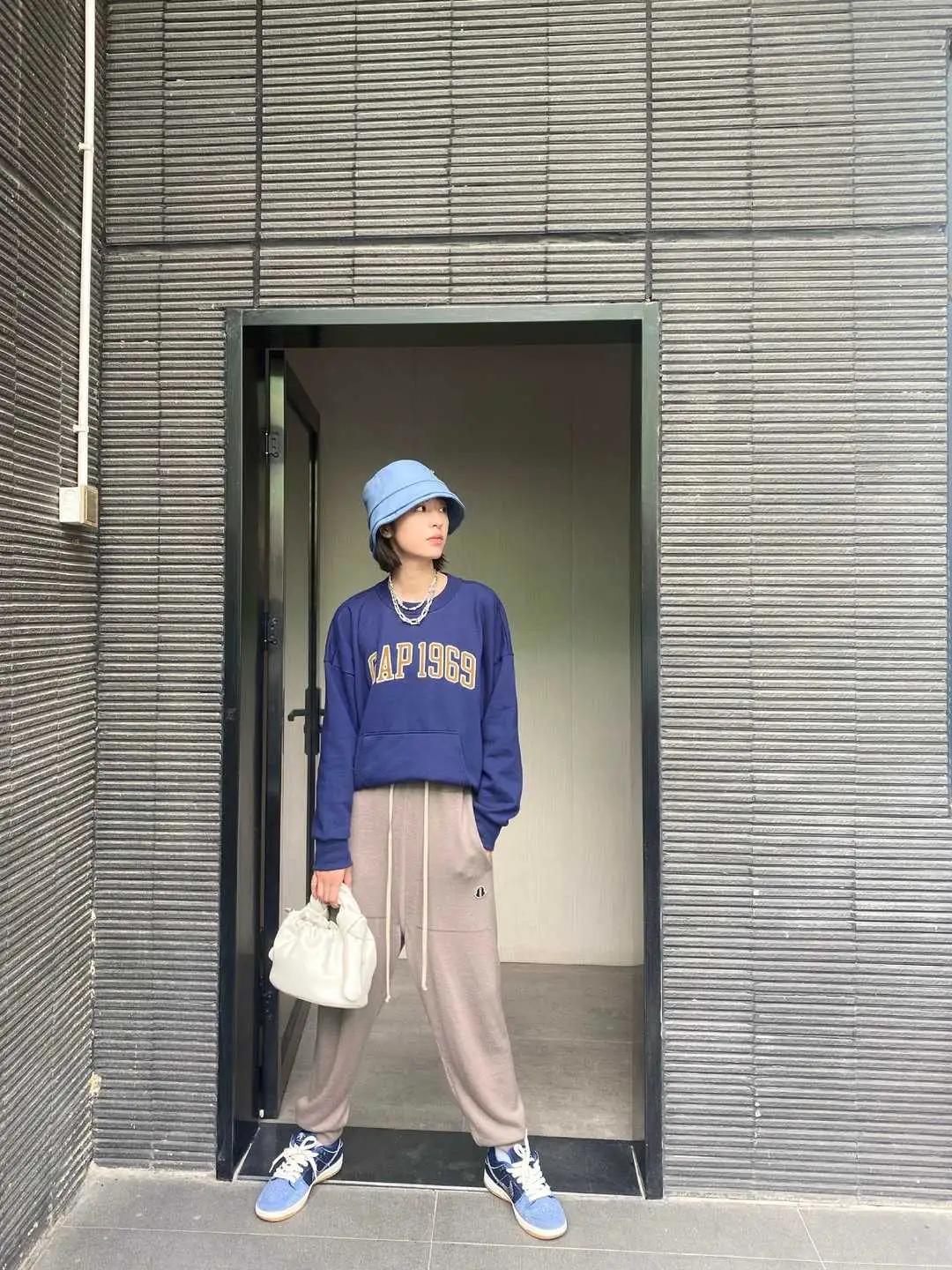 马伊琍离婚后衣品太好了，一身白色运动装配大金链，洋气又时髦