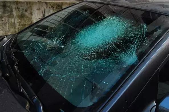 车撞了人怎么走保险怎么理赔,车子撞人了过一天报案可以吗