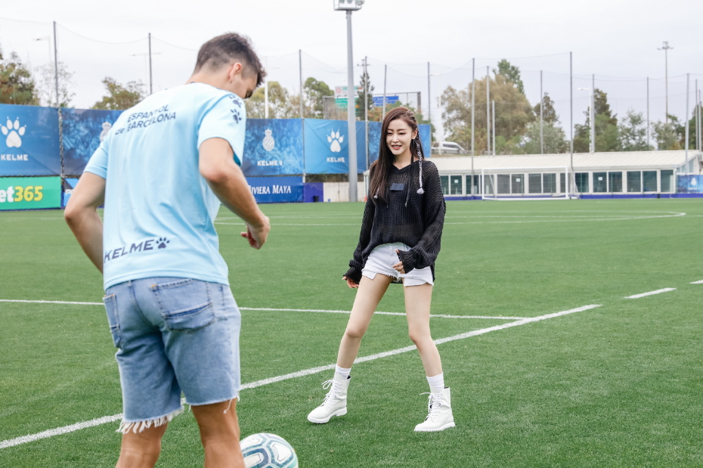 张天爱穿黑色运动裤,张天爱穿超短裤