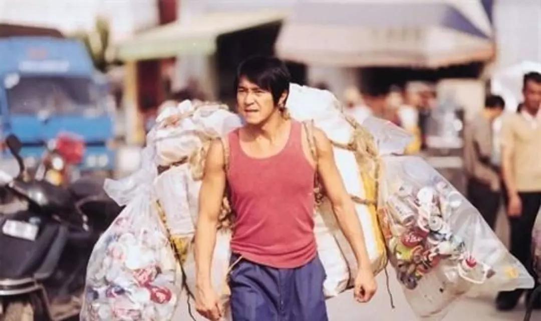 少林足球周星驰坐在垃圾堆旁,少林足球映照现实