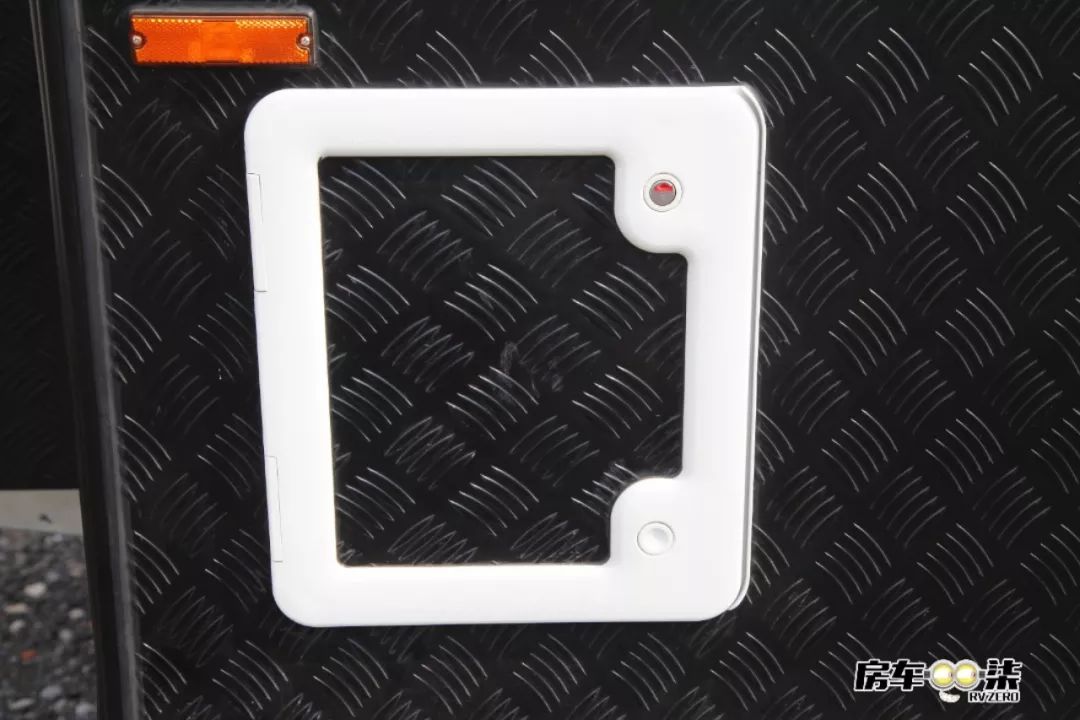 科斯升顶越野拖挂房车,平头轻卡双拓展自行式c型房车