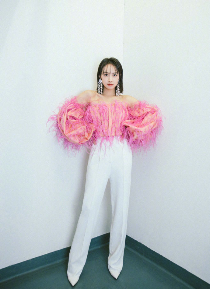 宋茜又穿一身潮装在机场扮酷,宋茜一改往日穿搭风格