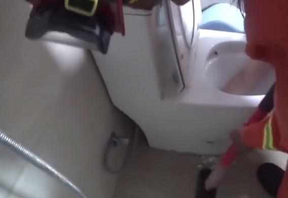 七旬老人手卡便池救人,老人手臂被卡便池消防助其脱困