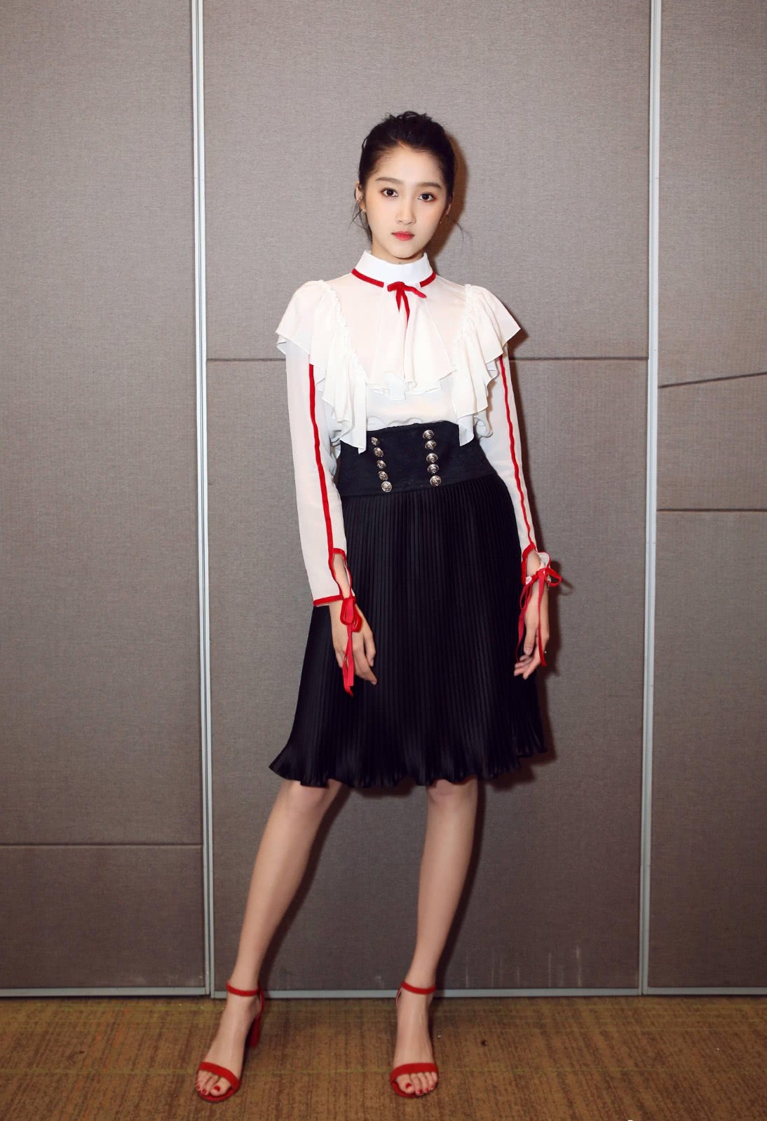 关晓彤穿7千5的裙子拿5千的包，合影豪车，霸气得不像22岁