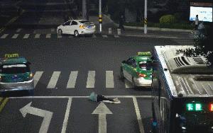 奇葩醉酒男把拱北闹市路口当床，铺上被子呼呼大睡！过往司机心惊胆战！