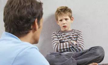 孩子自卑在意别人的眼光怎么办,小孩很在乎别人的眼光怎么样开导