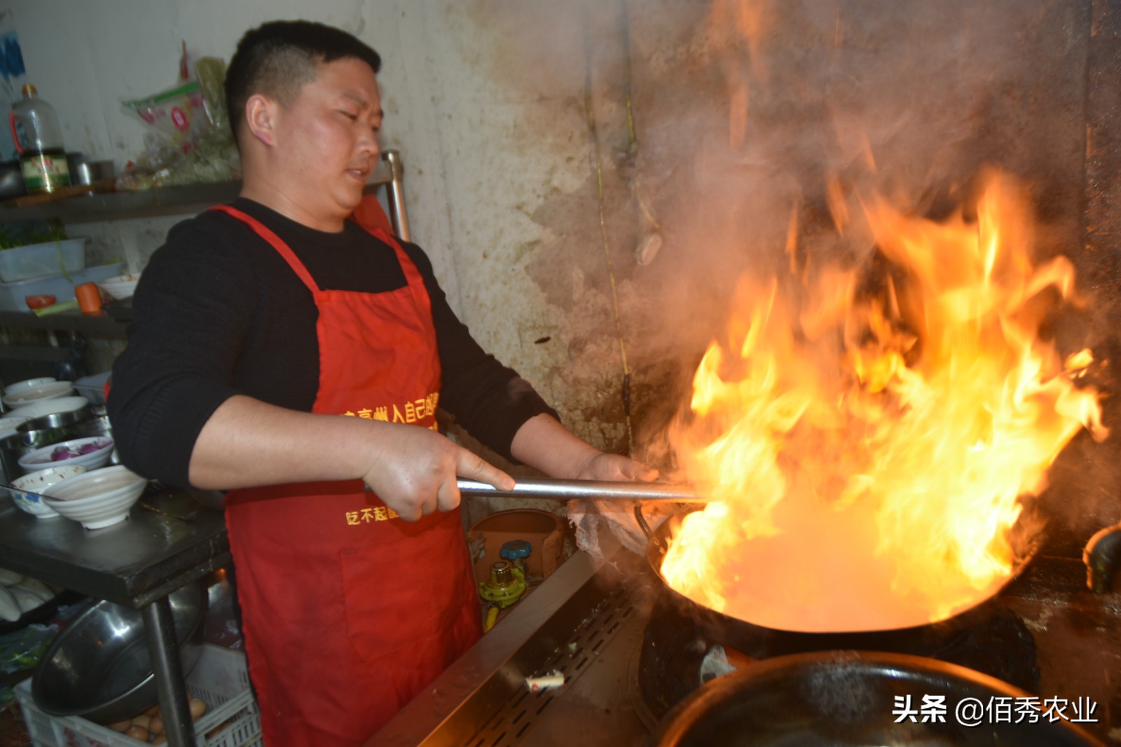 小伙为了赚钱开面馆,农村小伙机器人