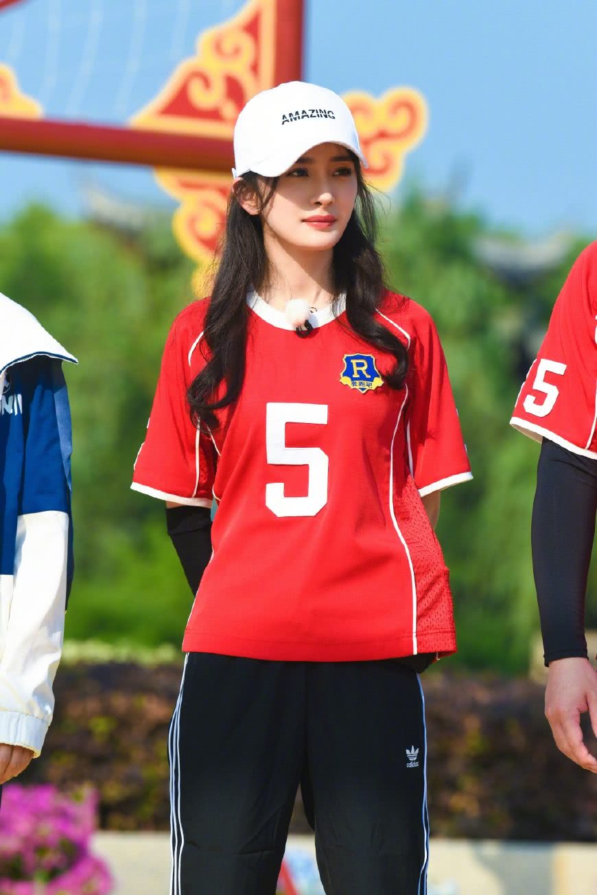 杨幂和baby同穿唯美星空裙,杨幂与杨颖同框运动鞋