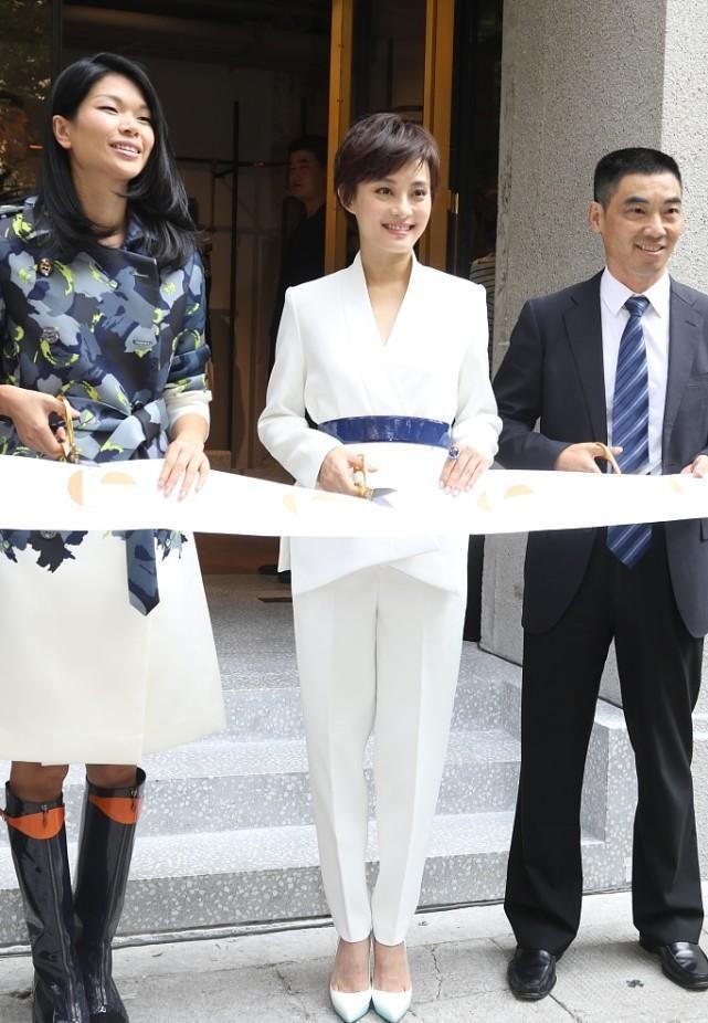 孙俪穿一字肩裙美回18岁,孙俪一袭黑色礼服裙造型