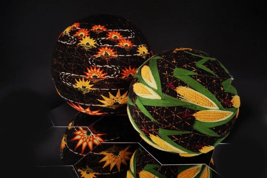 惊艳!“球上刺绣”你见过吗?她在球上绣出二十四节气,无数粉丝为之打call