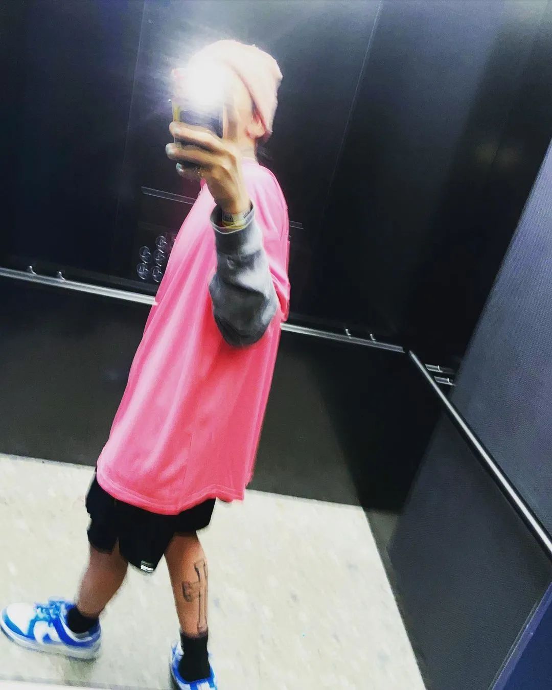 笑拉了！权志龙上脚“北卡蓝”，鞋贩子却因滤镜太重又冲错了